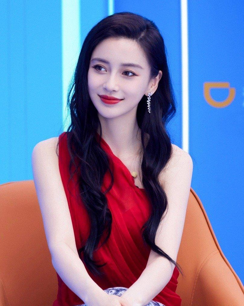 angelababy杨颖真受宠穿斜肩连衣裙配长卷发美腻了