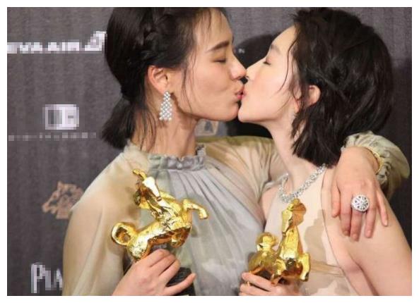 周冬雨真的单纯?节目中故意说出马思纯“生理缺陷”,还拒不道歉休闲区蓝鸢梦想 - Www.slyday.coM 周冬雨真的单纯?节目中故意说出马思纯“生理缺陷”,还拒不道歉休闲区蓝鸢梦想 - Www.slyday.coM