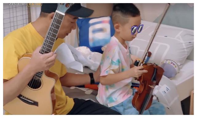 陈小春默默走到儿子jasper的房间,轻轻拍了拍儿子的后背,给了儿子很大