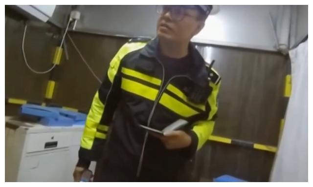 大巴司机开车玩手机被举报，面对交警竟谎称：在看导航休闲区蓝鸢梦想 - Www.slyday.coM