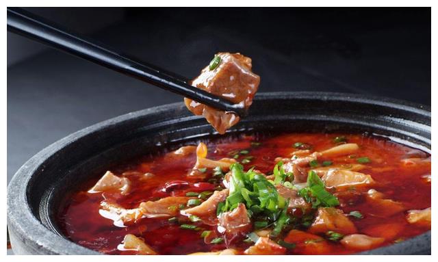 石锅的热量可以让牛肉的香味持续的更长久