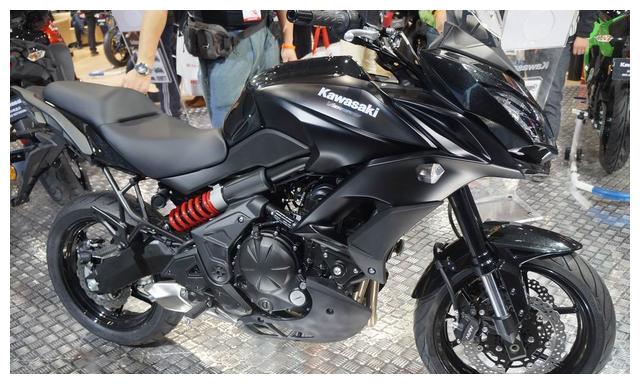 川崎 versys 650整车的尺寸达到2165x840x1400mm,仰仗其840mm的座高