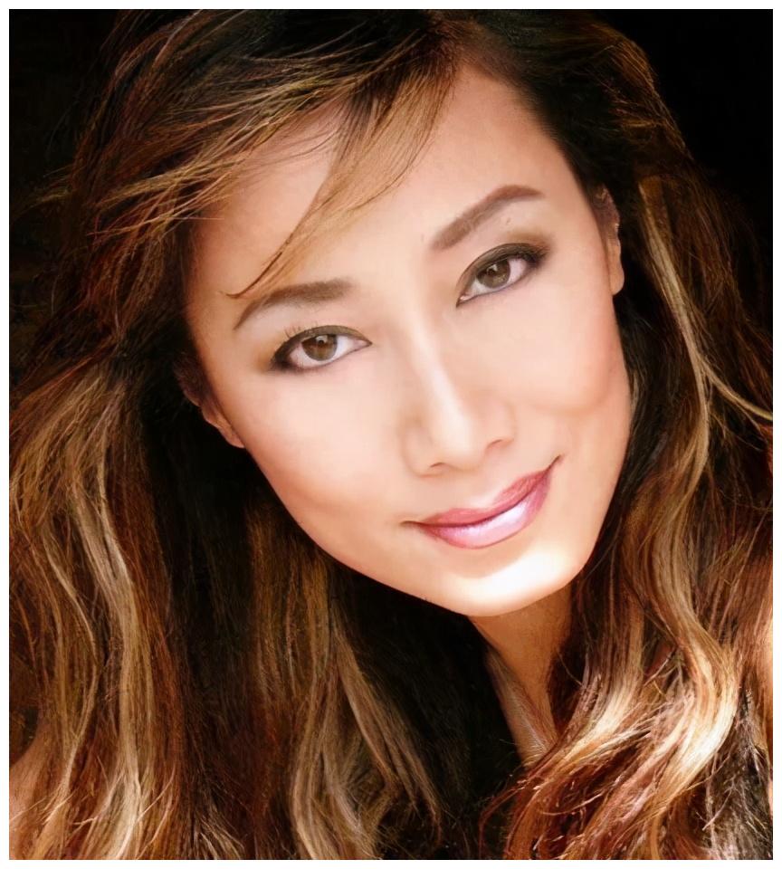 她是邢李原前妻四婚四离活得潇洒自在与前夫现任林青霞做朋友