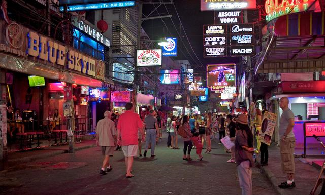 中国游客在泰国最头疼的事，分不清男女时，不知该叫美女还是帅哥休闲区蓝鸢梦想 - Www.slyday.coM