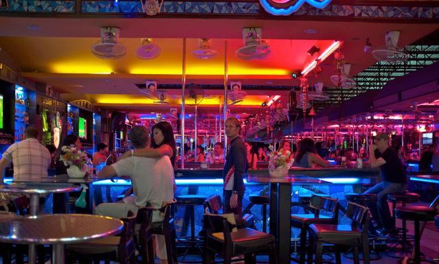 中国游客在泰国最头疼的事，分不清男女时，不知该叫美女还是帅哥休闲区蓝鸢梦想 - Www.slyday.coM