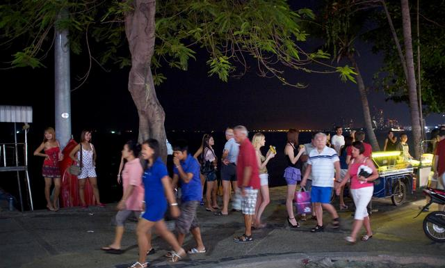 中国游客在泰国最头疼的事，分不清男女时，不知该叫美女还是帅哥休闲区蓝鸢梦想 - Www.slyday.coM