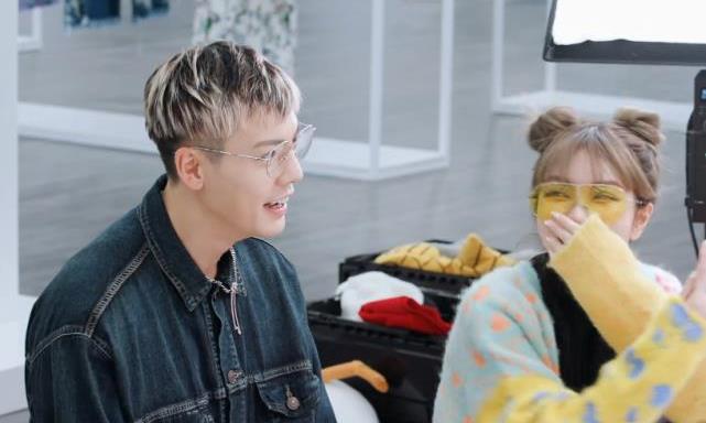 周扬青故意靠在陈伟霆的肩膀上,两人姿势太过暧昧,一是不藏了?