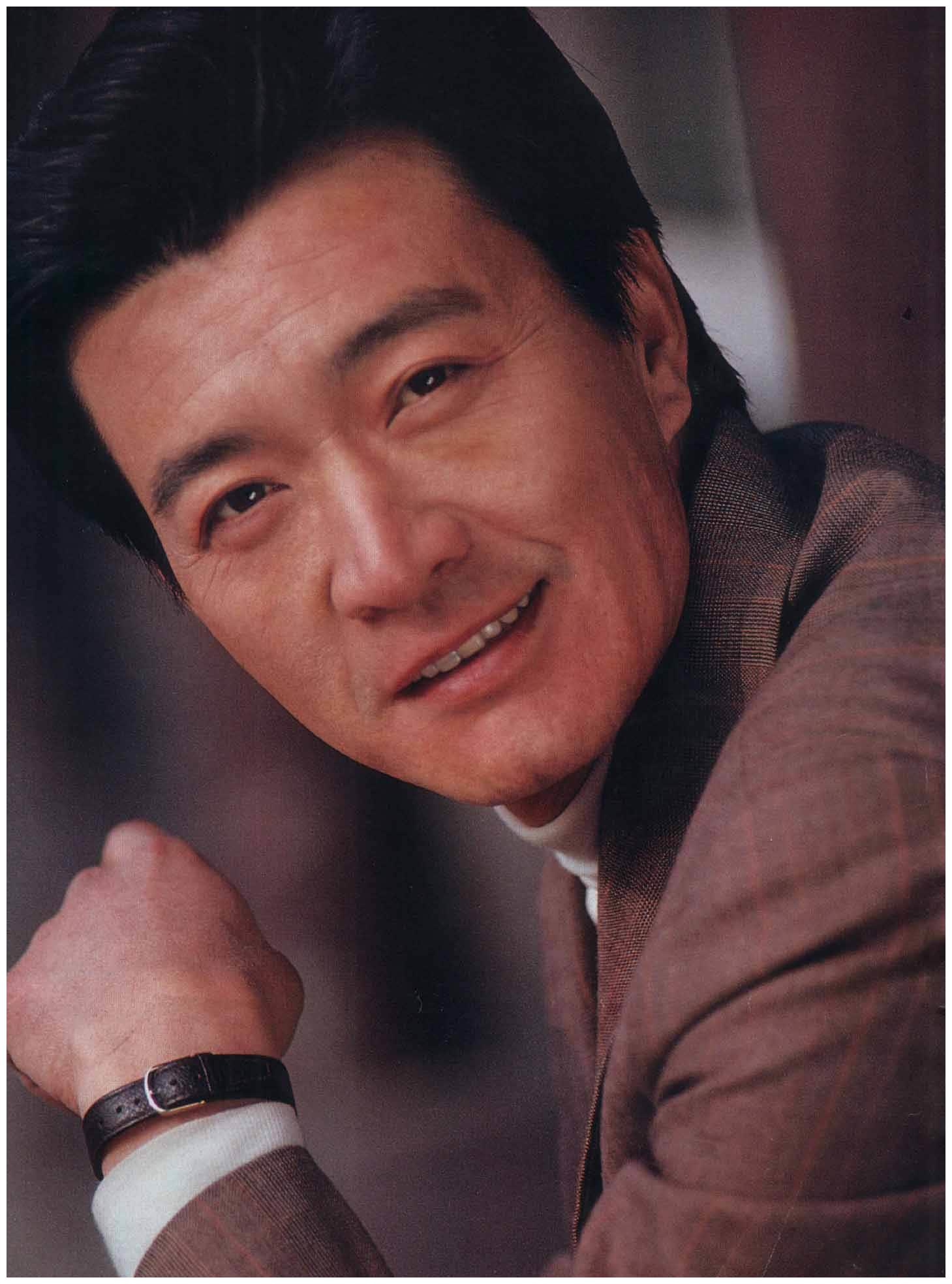 他是80年代荧幕男神,因38岁妻子被害身亡退圈,今成北电教授