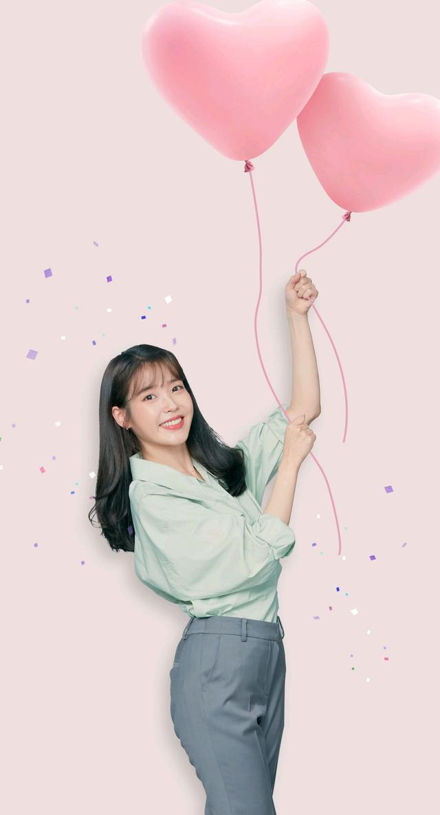 李知恩那微微一笑很清甜,穿淡蓝色衬衫配卷发造型,青春又有活力休闲区蓝鸢梦想 - Www.slyday.coM 李知恩那微微一笑很清甜,穿淡蓝色衬衫配卷发造型,青春又有活力休闲区蓝鸢梦想 - Www.slyday.coM