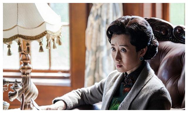 《伪装者》中的大姐扮演者刘敏涛,最近因一套翻白眼的表情包火了