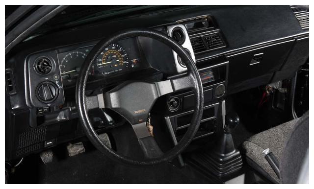 俗称死轴的ae86后悬挂系统关系,是无法做任何定位上