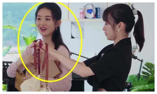 中餐厅:赵丽颖领口大还要弯腰端菜,还好李浩菲发现及时救场|赵丽颖