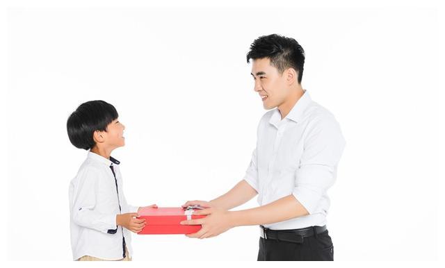 送男生的礼物排行榜_第一次约会送女孩什么礼物最浪漫-下(2)