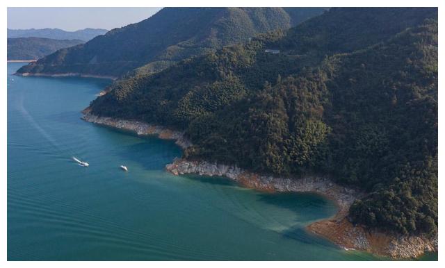 
【经典婚纱照】郴州还有这么漂亮的湖水，宛如九寨沟