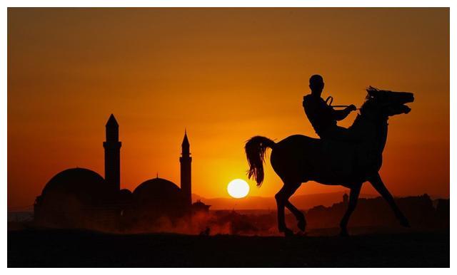 土耳其夕阳下的骑马者剪影落日余晖太美了