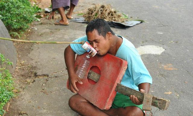 一个2年前严禁乞讨的国家，它最后的乞丐是这个样子的！休闲区蓝鸢梦想 - Www.slyday.coM