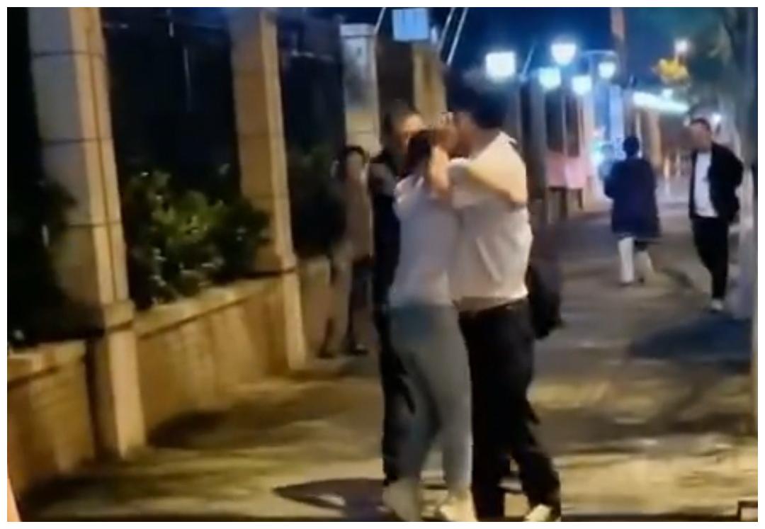 520当晚女子和情人约会被丈夫抓现行，女子哭喊：孩子怎么办啊？休闲区蓝鸢梦想 - Www.slyday.coM