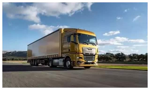 奥迪卡车来了,驾驶室在车顶,开它上路比超级跑车都帅!