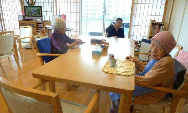 “老龄化”的日本，70岁老人还待在工作岗位，为何他们不去养老？