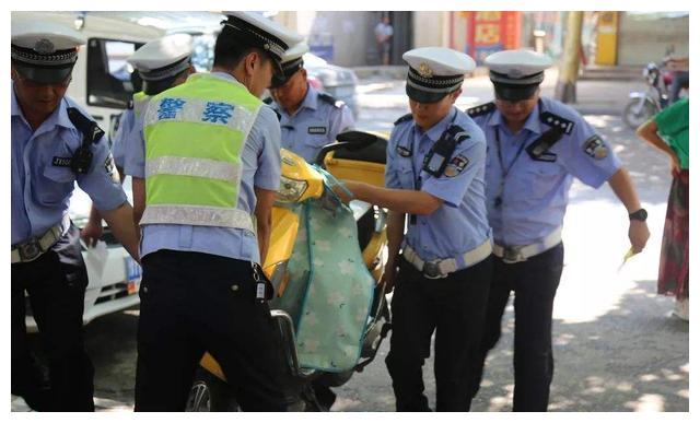 电动车载人被交警处罚,车主很郁闷:我带着自己爱人怎么了?