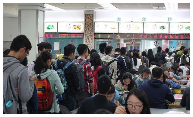 食堂又出新菜了,抓紧来排队,大学生:这菜,妈见打,爸见抽