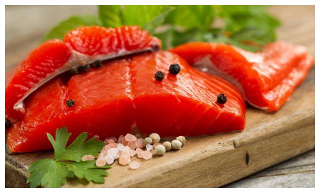 我是虹鳟,请不要叫我淡水三文鱼,虽然很多日料店都是用我做刺身