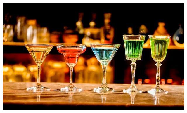 一杯白酒鸡尾酒开启巴适夏天