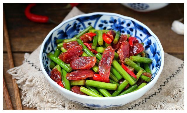 老厨师教你腊肠炒蒜苔的简单做法学会这一招蒜苔清脆又入味