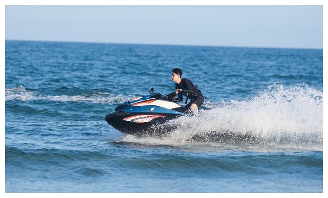 200711 碧海蓝天,夏日少年 组合官博发布王一博冲浪剧照六宫格