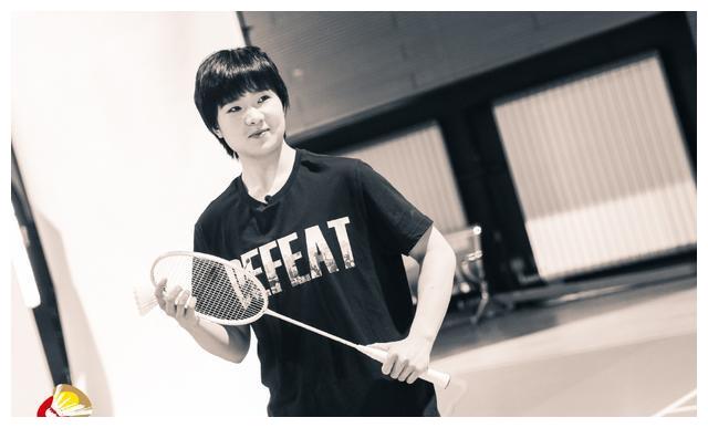 国羽选手拍摄写真大片,雅思组合格外抢眼,杜玥一头短发干爽利落