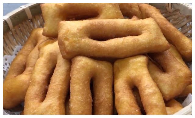 1碗玉米面加1碗面粉,做玉米面果子,个个空心又筋道,比油条好吃