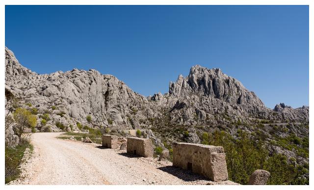 国家公园包括了克罗地亚的韦莱比特山脉,春山澹冶而如笑,这里古木婆娑