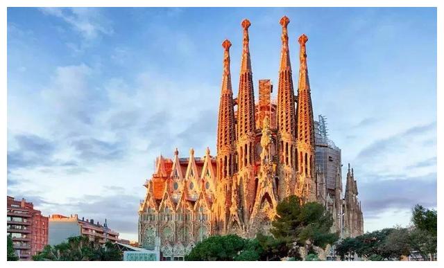 盖了136年终于要完工！结果被曝是“违章建筑”，罚款近3亿元休闲区蓝鸢梦想 - Www.slyday.coM