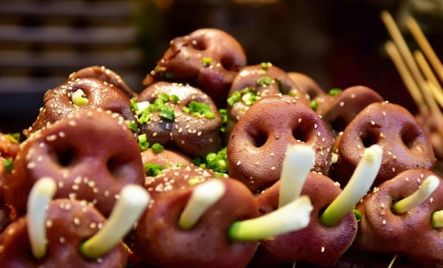 成都人用美食完美诠释啥是"猪鼻子插大葱",把食客看饿直想笑|猪鼻子