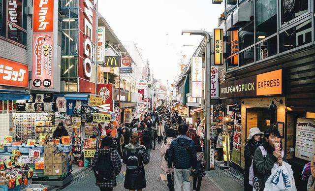 “老龄化”的日本，70岁老人还待在工作岗位，为何他们不去养老？