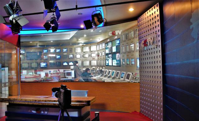 真实模拟中央电视台新闻联播模拟演播厅,可以亲身体验央视主播的直播