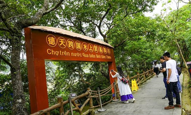 中越边境上的越南女人,拼命向中国游客兜售,看了不买和你急