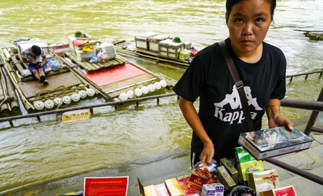 中越边境上的越南女人，拼命向中国游客兜售，看了不买和你急