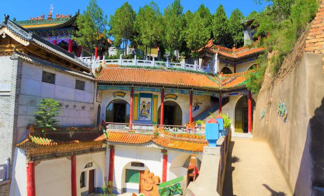 每年农历二月十五日,是小华山庙一年一度的庙会,要唱大戏,两天三晚