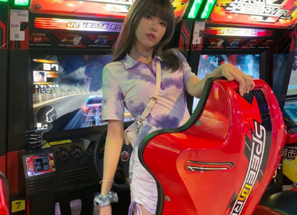 周淑怡身材很平板?晒出超女神游玩照,骑摩托的样子我承认我爱了