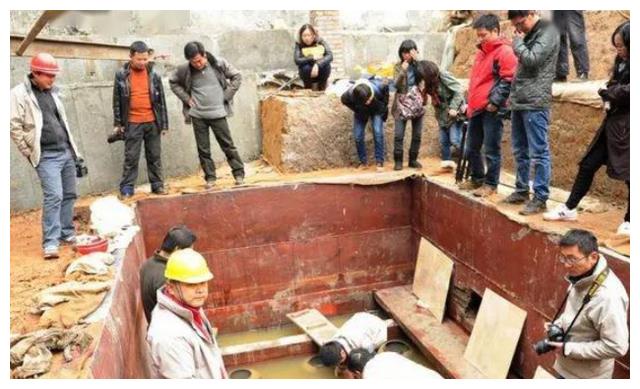 四川成都发现神秘古墓，出土诡异神秘的木俑，竟然找回了千古奇书休闲区蓝鸢梦想 - Www.slyday.coM