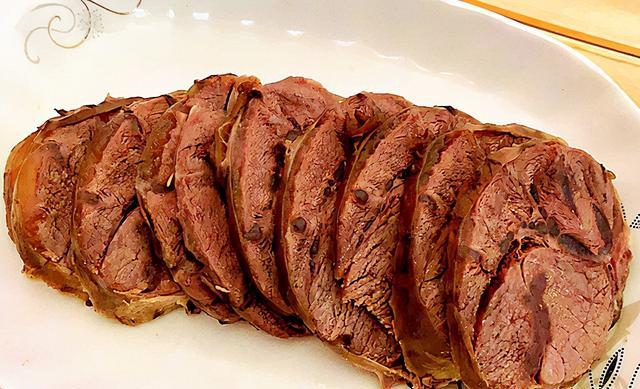 三:罗锅酱肉罗锅酱肉是新乡的特色美食,制作罗锅酱肉对原料的选择和