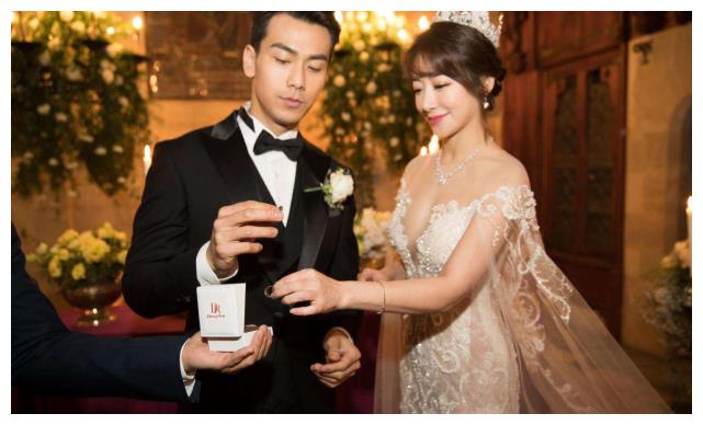 戴向宇有时也会晒出他和老婆的照片来秀秀恩爱.