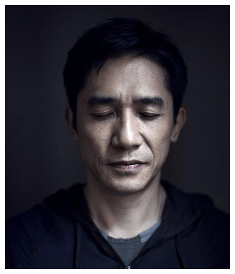 58岁梁朝伟近照,皱纹横生老到认不出,网友:昔日男神成爷爷