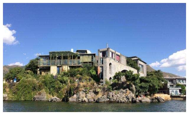 杨丽萍的太阳宫和月亮宫建在云南省大理白族自治州双廊镇玉矶岛洱海畔