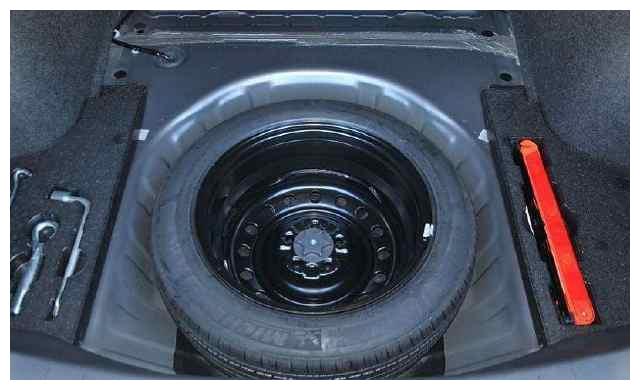 汽车后备箱备胎放了5年没用,需要换吗?车主:现在终于知道了