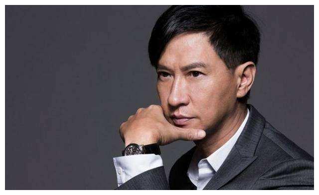 52岁张家辉罕露面,穿拖鞋短裤出门显邋遢,头发凌乱发际线堪忧