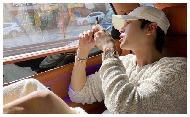 张根硕因发福被嘲后疯狂健身,晒照秀肌肉被赞:这才是演员的品格