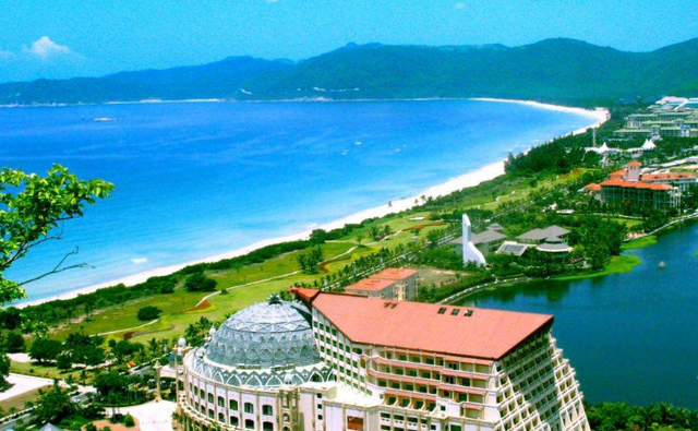 三亚水质极好的海湾，拥有丰富的娱乐项目，被誉为“天下第一滩”