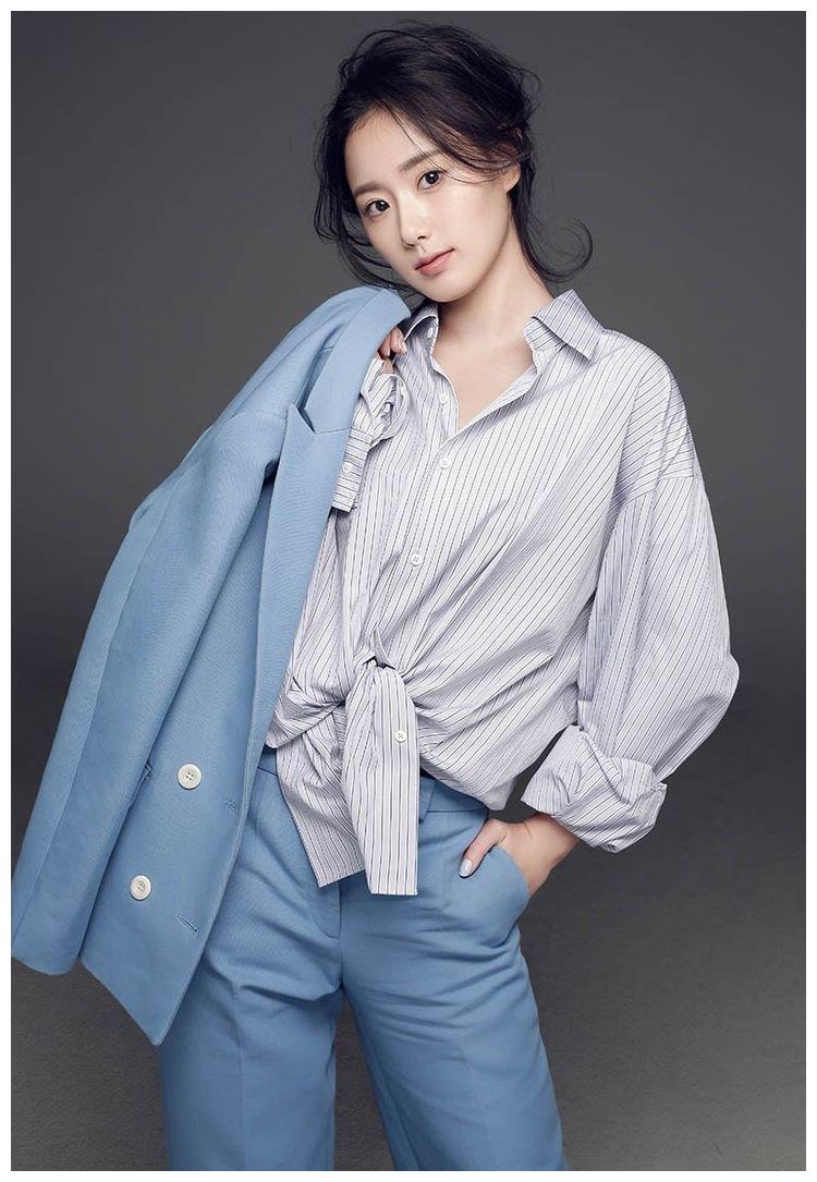 近期95后新锐小花李嘉雯曝光一组中性风写真.